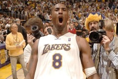 字母哥：雄鹿队风波中的篮球明星之路